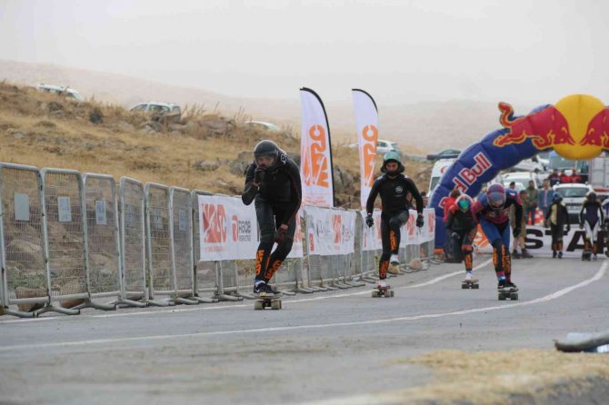 Dünya Kaykay İ̇niş Şampiyonası Ve Hız Kızağı Yarışması Başladı