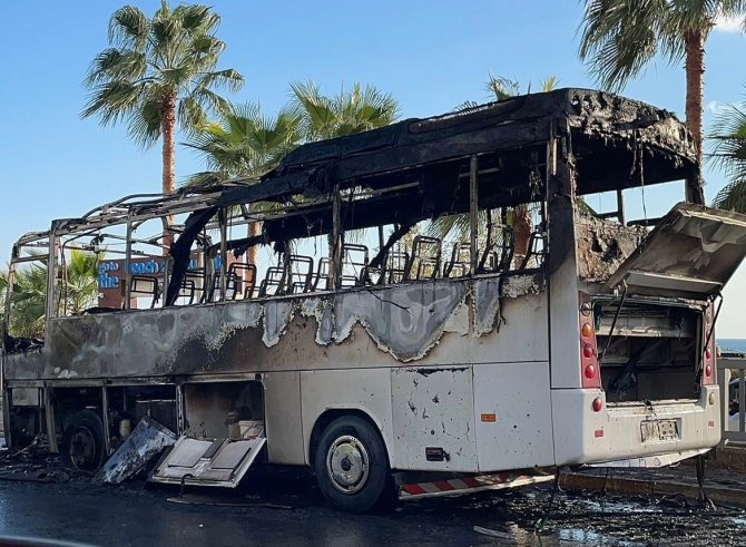 Antalya’da Öğrenci Servis Midibüsü Alev Alev Yanıp Hurdaya Döndü