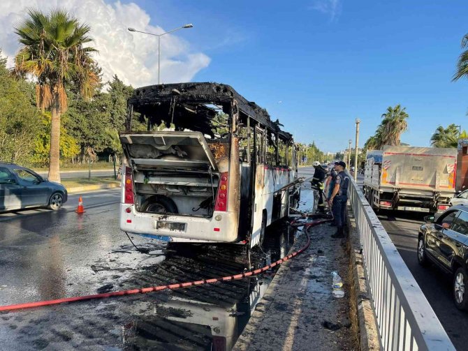 Antalya’da Öğrenci Servis Midibüsü Alev Alev Yanıp Hurdaya Döndü