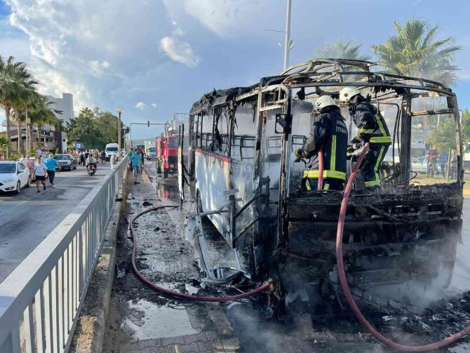 Antalya’da Öğrenci Servis Midibüsü Alev Alev Yanıp Hurdaya Döndü