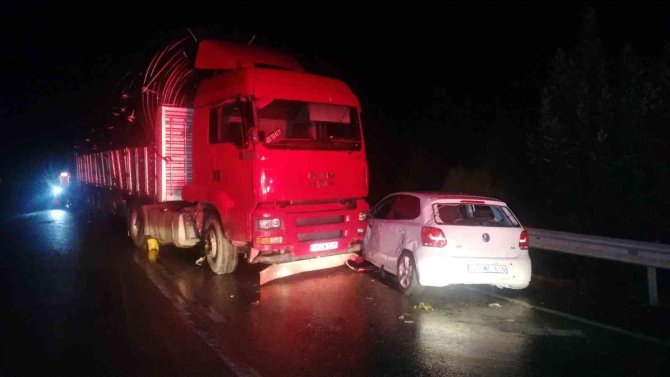 Karşı Şeride Geçen Tır, Çarpıştığı Otomobili Bariyerlerde 100 Metre Sürükledi: 3 Yaralı