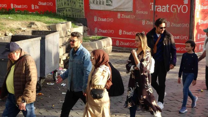 Beyoğlu’nda Zabıtayı İsyan Ettiren Olay: Vatandaş Yakalanan Dilenciye Para Verdi
