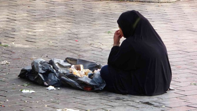 Beyoğlu’nda Zabıtayı İsyan Ettiren Olay: Vatandaş Yakalanan Dilenciye Para Verdi