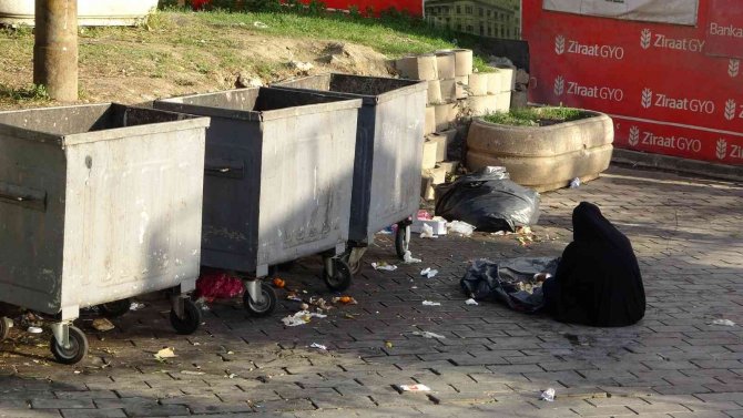Beyoğlu’nda Zabıtayı İsyan Ettiren Olay: Vatandaş Yakalanan Dilenciye Para Verdi
