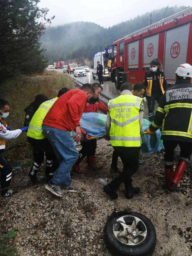 Bolu’da Kontrolden Çıkan Otomobil Ormana Uçtu: 4 Yaralı