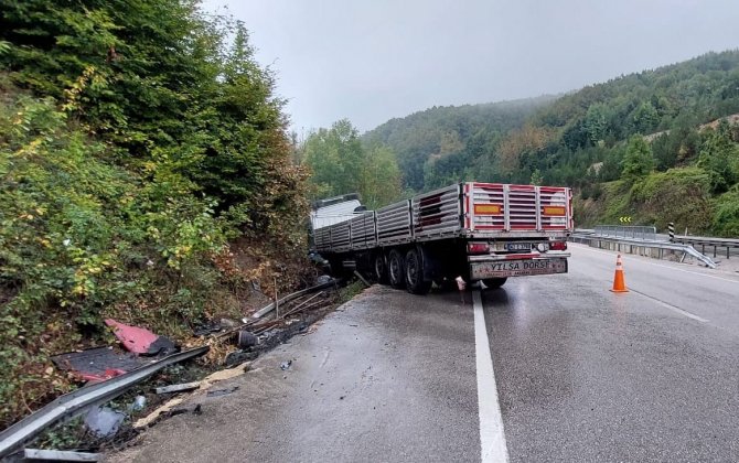 Yağışlı Yolda Kayan Tır Yamaca Çarptı: 1 Yaralı