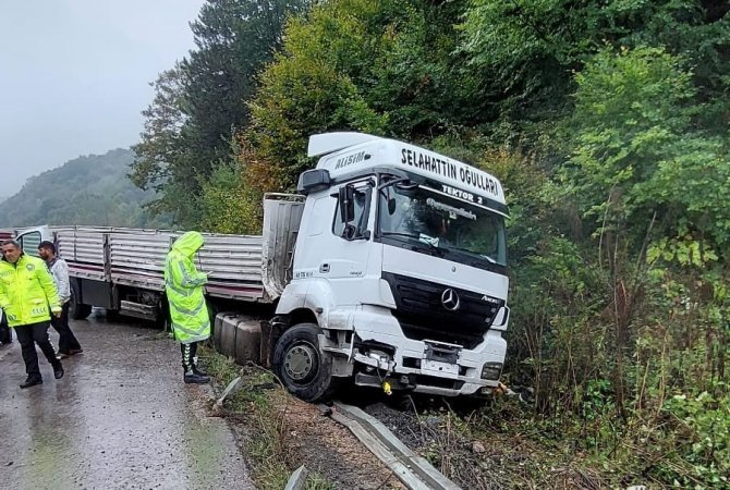 Yağışlı Yolda Kayan Tır Yamaca Çarptı: 1 Yaralı