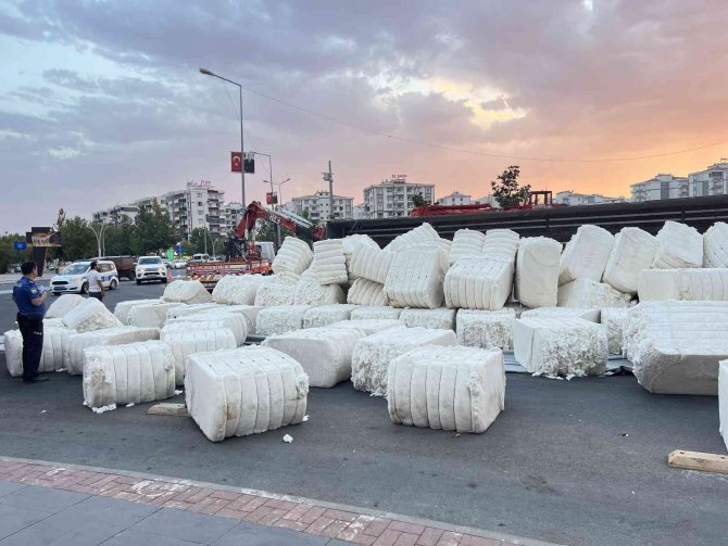 Diyarbakır’da Kavşakta Hızını Alamayan Tır Yan Yattı