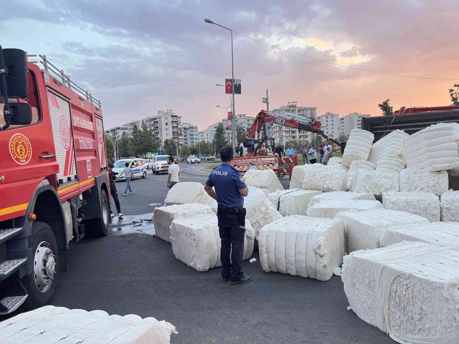 Diyarbakır’da Kavşakta Hızını Alamayan Tır Yan Yattı