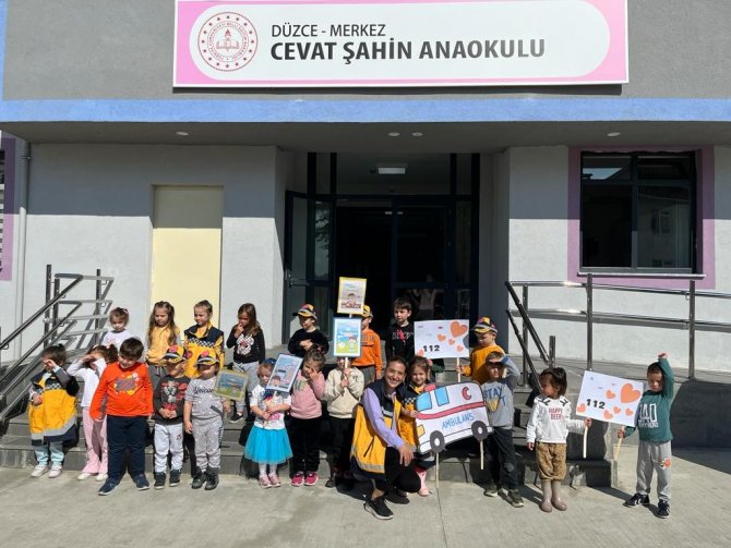 Minik Öğrencilere Sağlıkçılardan Sürpriz