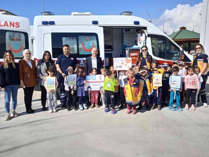 Minik Öğrencilere Sağlıkçılardan Sürpriz