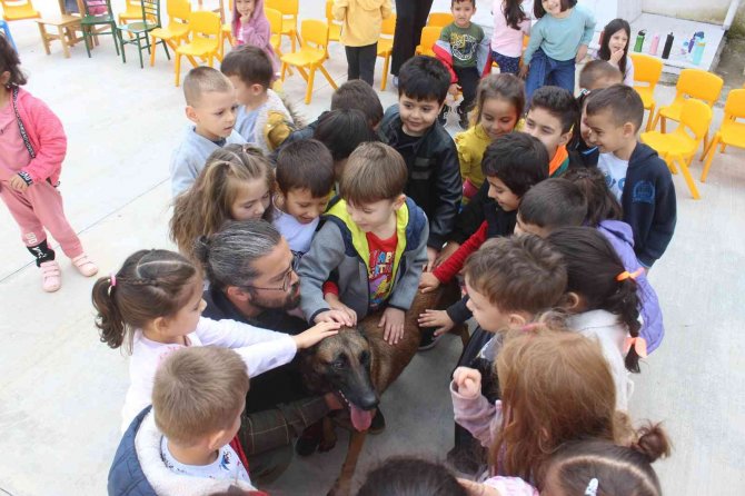Miniklere Hayvan Sevgisini Eğitimli Köpekler Verdi