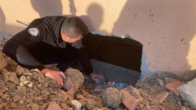 Metruk Binada Mahsur Kalan Köpeği İtfaiye Kurtardı
