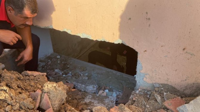 Metruk Binada Mahsur Kalan Köpeği İtfaiye Kurtardı