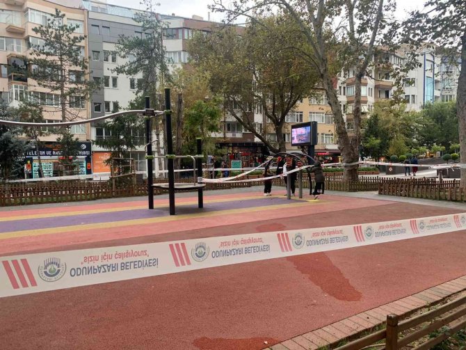 Belediyenin Şeritlerle Kapattığı Parkta Tehlikeli Oyun