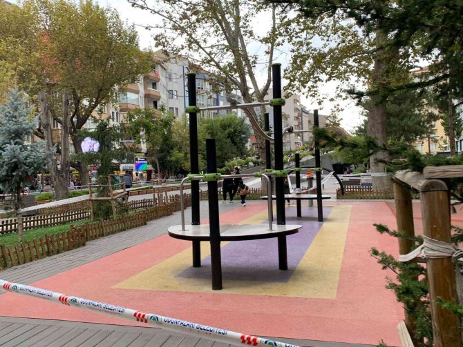 Belediyenin Şeritlerle Kapattığı Parkta Tehlikeli Oyun
