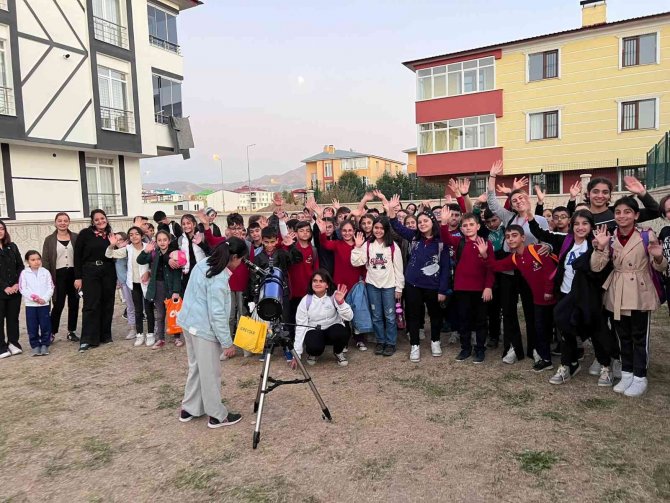 Güneş Ve Ay Aynı Semada Gözlemlendi