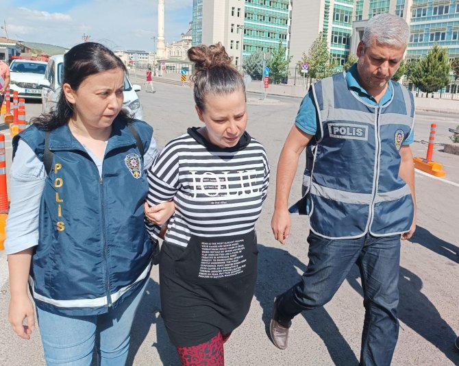 İ̇ki Aylık Bebeğini Bıçaklayarak Öldüren Anne Tutuklandı