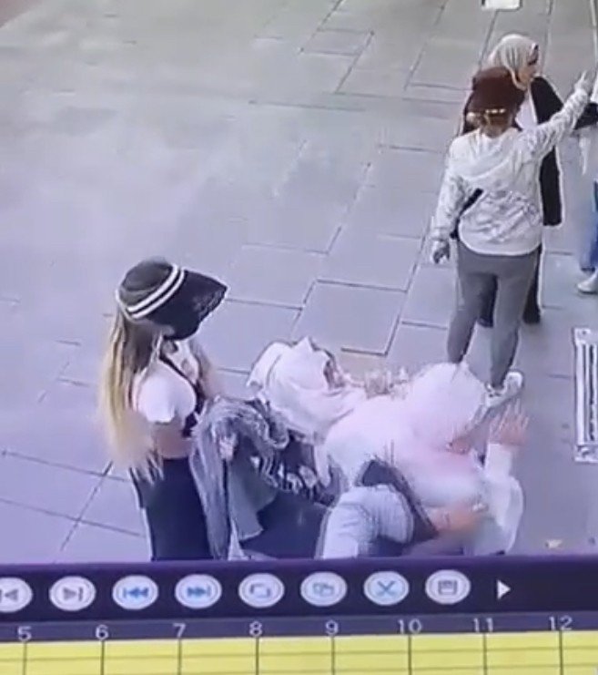 Fatih’te 2 Kadın, Tekerlekli Sandalyedeki Kadının Çantasını Çaldı