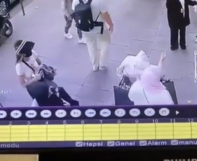 Fatih’te 2 Kadın, Tekerlekli Sandalyedeki Kadının Çantasını Çaldı