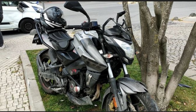 Savrulan Motosiklet Kaldırımda Yürüyen Kadına Çarptı: 2 Yaralı