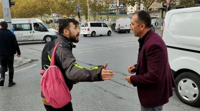 Savrulan Motosiklet Kaldırımda Yürüyen Kadına Çarptı: 2 Yaralı