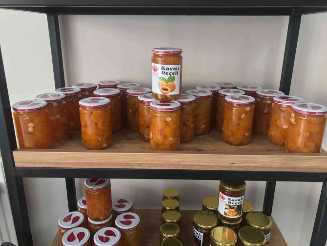 Kadınlar Yazın Üretip Sonbahar Ve Kış Aylarında Satıyorlar