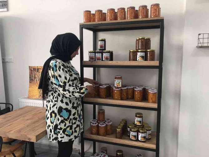 Kadınlar Yazın Üretip Sonbahar Ve Kış Aylarında Satıyorlar