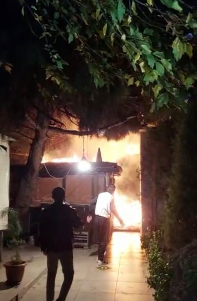 Kartal’da Korkutan Yangın: Kafe Alev Alev Yandı