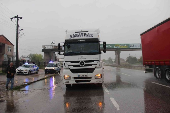 D-100’de Yağış Kazayı Beraberinde Getirdi