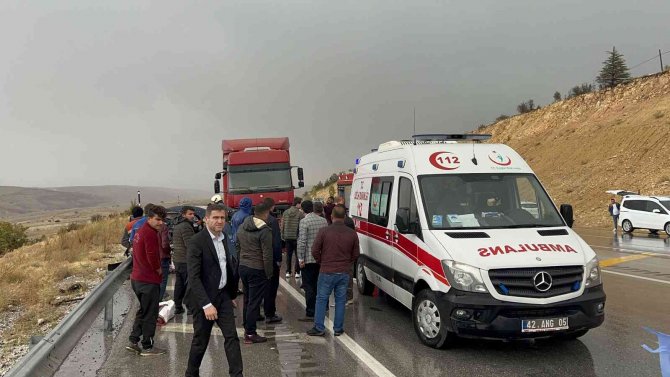 Kontrolden Çıkan Otomobil Tırla Çarpıştı: 1 Ölü, 1 Yaralı