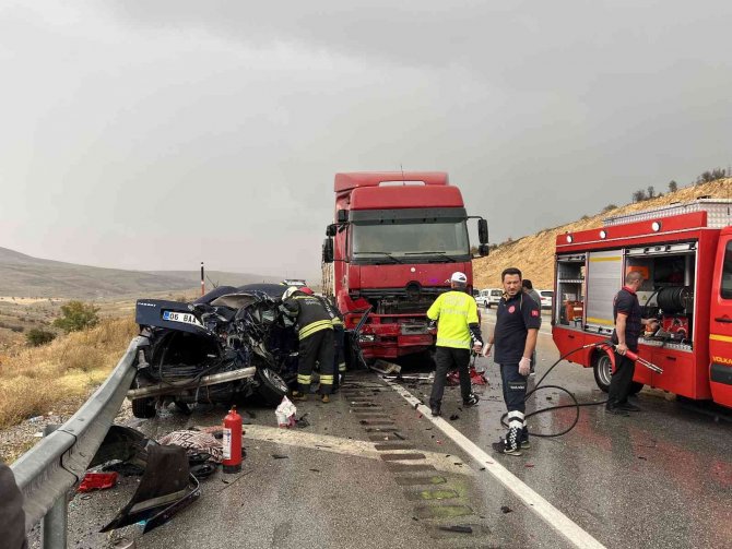 Kontrolden Çıkan Otomobil Tırla Çarpıştı: 1 Ölü, 1 Yaralı