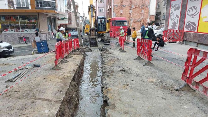 Alt Yapı Çalışmaları Sırasında Su Borusu Patlayınca İş Yerini Su Bastı
