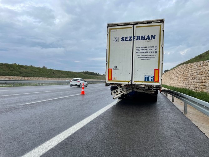 Tırla Çarpışan Lüks Otomobil Su Kanalına Devrildi: 2 Yaralı