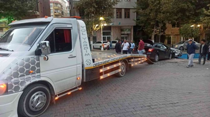 Çarpışan Araçlar Yayaların Arasına Daldı: 5 Çocuk Yaralı