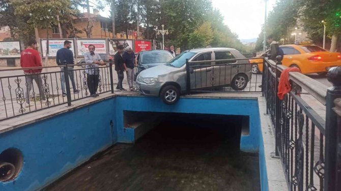 Çarpışan Araçlar Yayaların Arasına Daldı: 5 Çocuk Yaralı