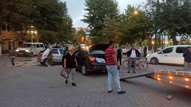Çarpışan Araçlar Yayaların Arasına Daldı: 5 Çocuk Yaralı
