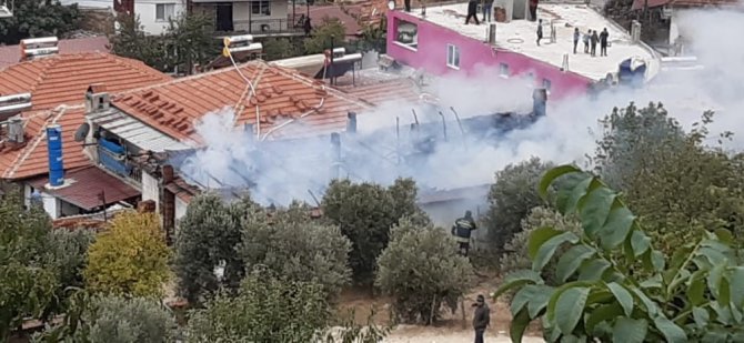Manisa’da İki Katlı Ahşap Evde Yangın