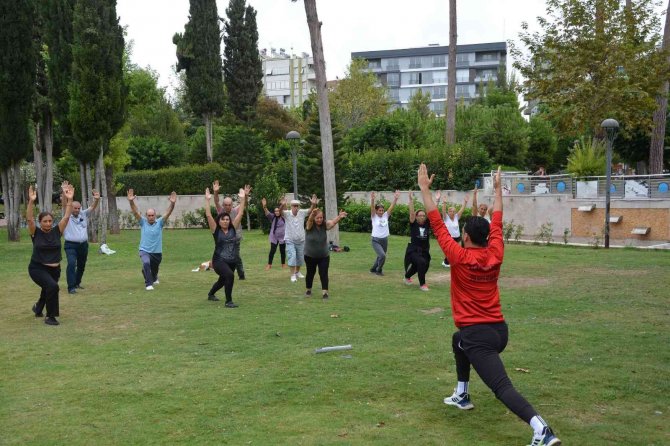 Yaş Almış Vatandaşlar Sabah Sporuyla Dinç Kalıyor