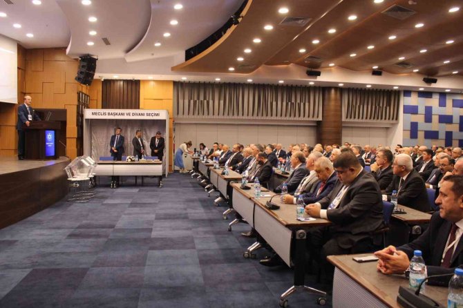 İ̇zto, Mahmut Özgener’le “Devam” Dedi