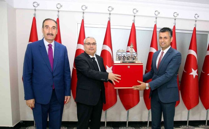 Muşlu Müdür Yunanistan’a Eğitim Elçisi Olarak Görevlendirildi