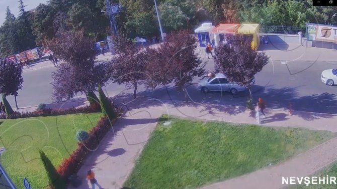 Kaldırımda Beklerken Neye Uğradıklarını Şaşırdılar