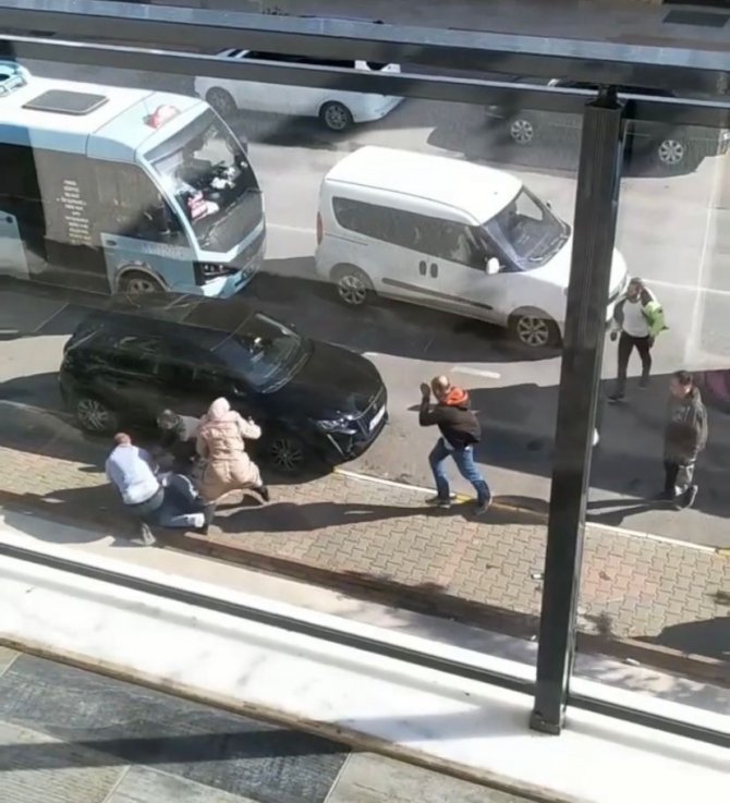 Pendik’te Minibüs Şoförü İle Yolcu Arasındaki Kavga Kamerada