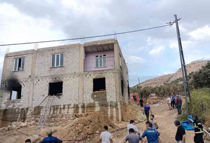 Saman Dolu Bodrum Katında Çıkan Yangın Paniğe Neden Oldu