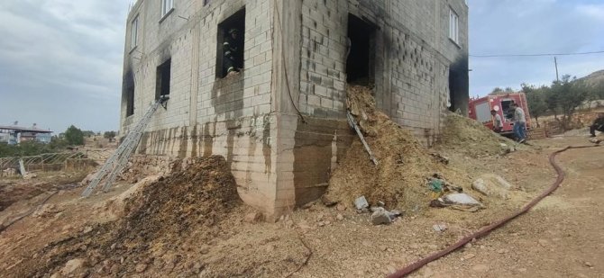 Saman Dolu Bodrum Katında Çıkan Yangın Paniğe Neden Oldu