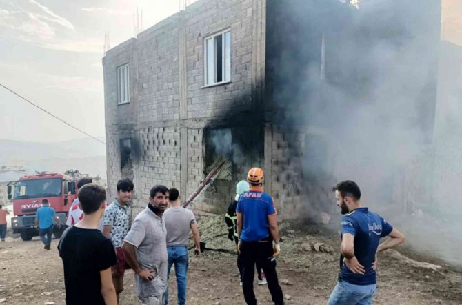 Saman Dolu Bodrum Katında Çıkan Yangın Paniğe Neden Oldu