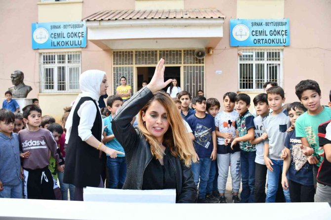 Sınır Okulunda Öğrencilerin İlk Konser Heyecan