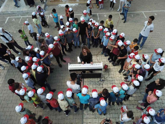 Sınır Okulunda Öğrencilerin İlk Konser Heyecan