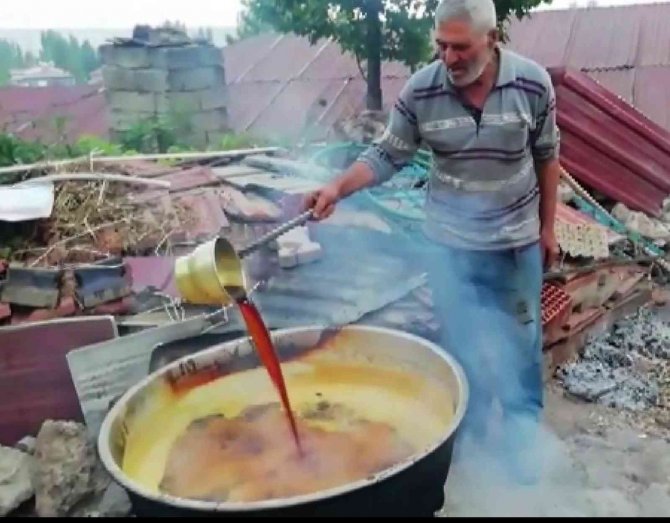 Sivas’ın Üzümleri Geleneksel Yöntemlerle Pekmeze Dönüştürülüyor