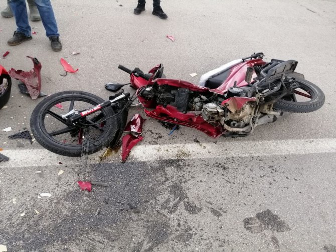 Motosiklet İle Kamyonet Kafa Kafaya Çarpıştı: 2 Yaralı